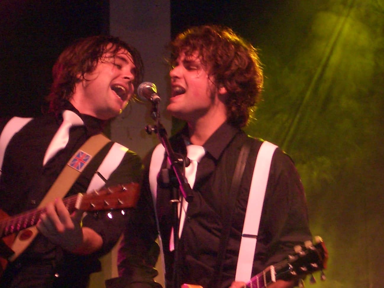 Dos miembros de Blue Meany cantando y tocando en directo