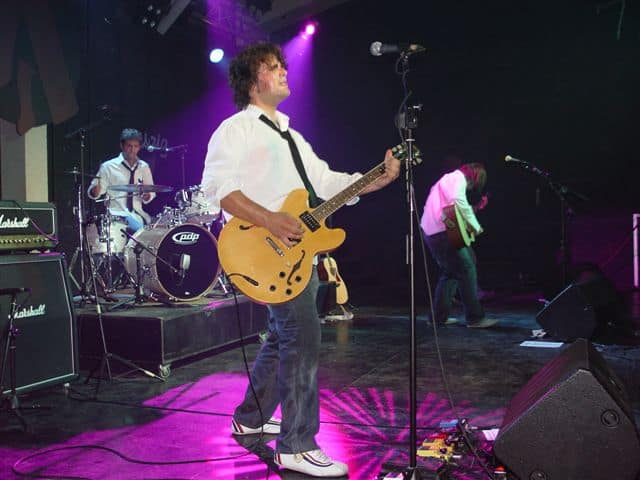 Actuación en directo con guitarra y batería