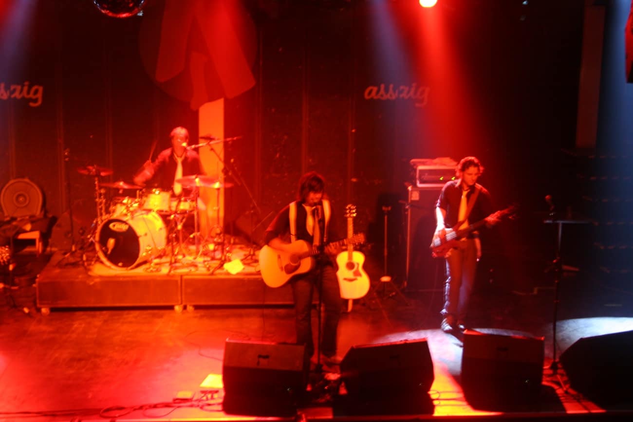 Concierto en escenario con iluminación roja