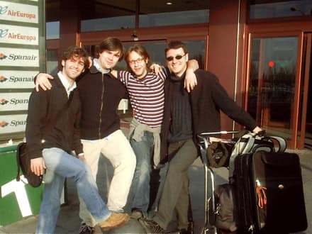 Foto del grupo en exterior junto a equipaje